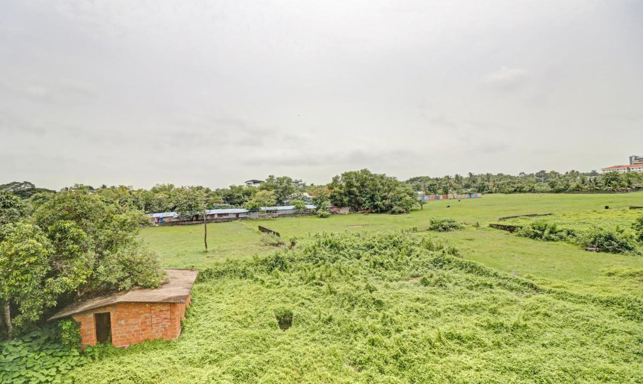 Treebo Grand Vistara Airport Suites Kochi Dış mekan fotoğraf
